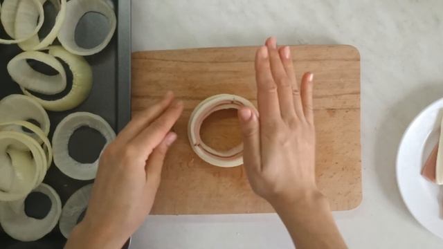 Оригинальные луковые кольца с сыром и ломтиками колбасы