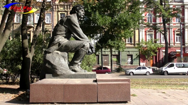 Памятник М.Горькому в Днепропет ровске