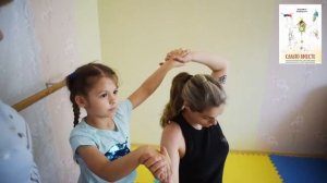 Акробатическое упражнение «Вход на плечи с пола». Acro exercise “Mount on shoulders from the floor”