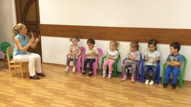 Музыкальное развивающее занятие. Детская веселая песенка про часы. Младшая группа. Дети 2-3.