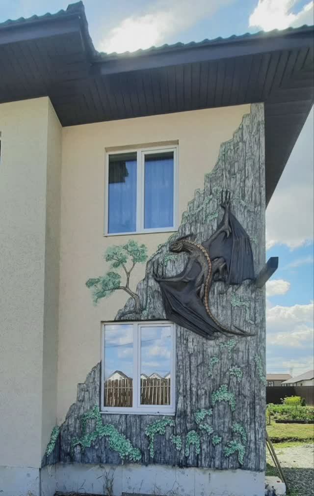 Барельеф на стене. Дракон на скале.