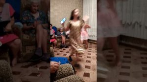 Лиза поет песню