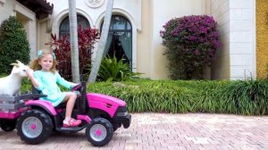 Настя играет в ферму с игрушками