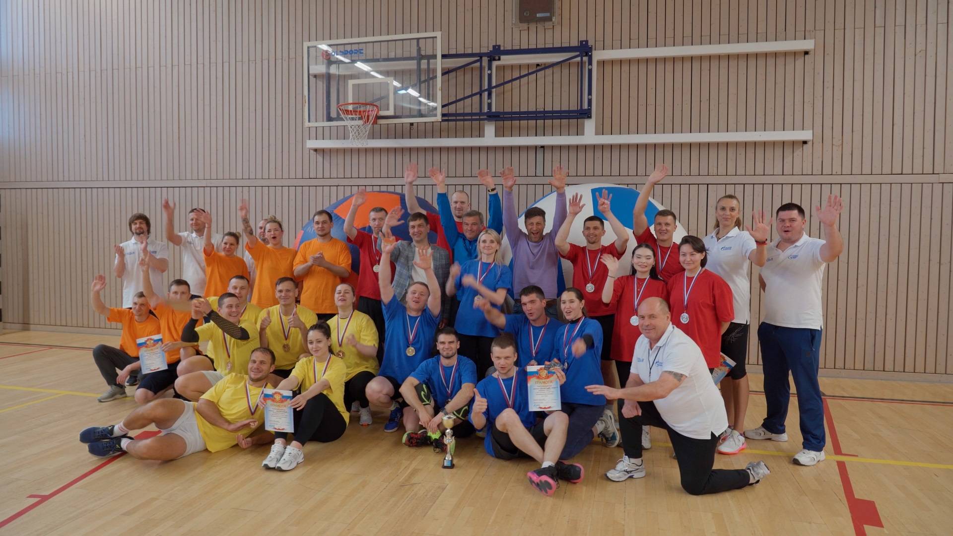 СЕКРЕТЫ МОЛОДОСТИ НАШЕЙ / На День молодёжи в Ямбурге прошли «Весёлые старты» смотреть онлайн