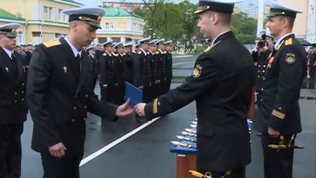 Мичманам и прапорщикам ВМФ вручили кортики и дипломы. смотреть онлайн