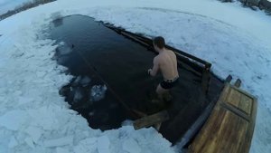 Плаваем в проруби после бани. Зож
