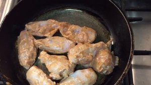 Как пожарить куриные крылышки чтобы всем понравилось?