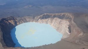 Камчатка. Вулкан Малый Семячек с серным озером в кратере