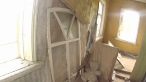 Деревня на берегу реки , рай для рыболова ,много заброшенных домов