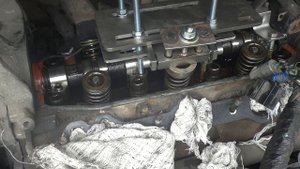 Dodge Caravan 3.0 (6G72 engine): Replacing Valve Stem Oil Seals