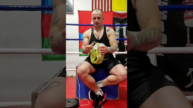 СМОТРЕТЬ ВСЕМ ! Тренажер для шеи своими руками. Качать шею в боксе. Как можно накачать шею дома. смотреть онлайн