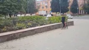 Трюки на самокатах и элемент паркура