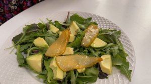 Салат с Креветками, козьим Сыром и карамелизированной грушей обжаренной на кокосовом масле