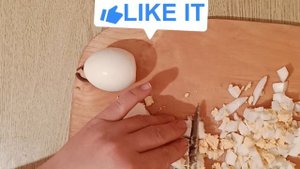 Быстрый салат с колбасой и кукурузой