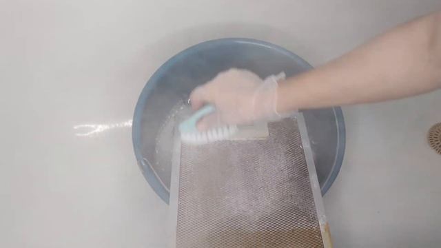 Как ОТМЫТЬ ФИЛЬТР ВЫТЯЖКИ от жира. После такой чистки сетка вытяжки будет как новая смотреть онлайн