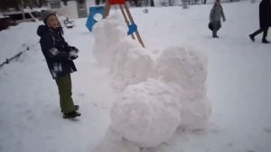 Лепим снежную крепость во дворе. Взятие снежного городка.