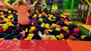 Алиса ищет выход из игрового лабиринта и учится играть в аэрохоккей