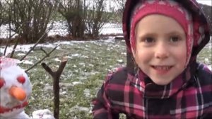 KINDER SURPRISE снеговик Николь ВЛОГ смешные видео Сюрприз Игрушки лепим снеговика Toys лайфхаки