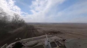 Дрон летит навстречу украинской бэхи, немного не долетая до мехвода. Но всё же какой-то урон таки.