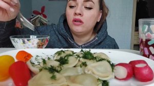Мукбанг пельмени 🥟 сметана, хрустящие овощи Под ваши ИСТОРИИ #мукбанг #пельмени #обжор
