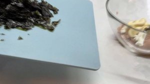 Это точно круче любых покупных ролов и приготовит любой   Онигири с тунцом в листе нори и васаби АС