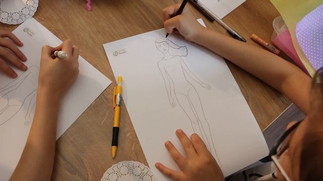 Fashion Design Dolls Design a Dress ФЭШН Дизайн для КУКЛА МОДЕЛЬ на бумаге for Teenage Girls смотреть онлайн