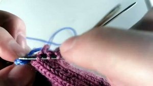 Вязаная игрушка на руку? спицами и крючком?