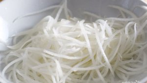 Простой салат из дайкона