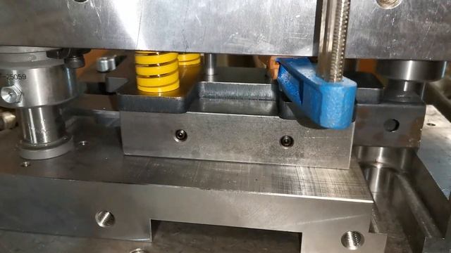 Штамп для пробивки двух отверстий в профильной трубе смотреть онлайн