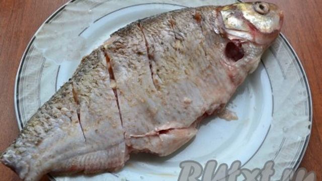 Лещ, запеченный в духовке целиком