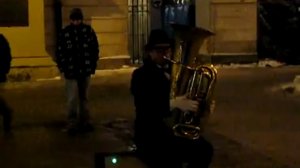 Классная игра на трубе с огнем