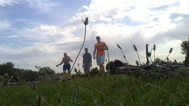 бег челночный-4по(2по60м)и2(3по60м)перед этим600м разминки(задом,приставными и олений всё по100м) смотреть онлайн