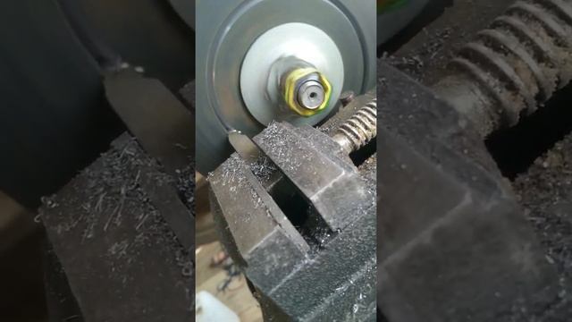 Токарные работы без токарного станка в домашних условиях!