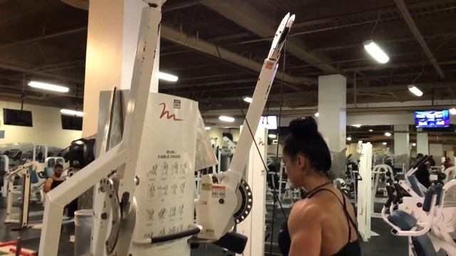 Трицепс «Крест» на блок машине Crisscross triceps смотреть онлайн