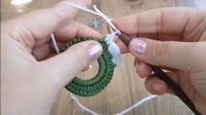 Новогодняя игрушка крючком. Рождественский венок.