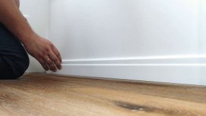 Монтаж напольного плинтуса bello deco.