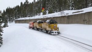 Прыжок на сноуборде через поезд