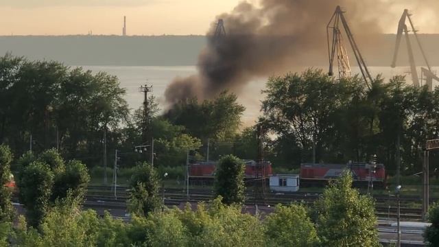 Порт Левшино, 4 взрыва не большие и вот повалил дым. смотреть онлайн