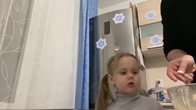 ВЛОГ: 06.01.22 Печём с дочкой печенье с глазурью/ Готовлю салаты на РОЖДЕСТВО