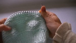 Вязание шапки платочной вязкой и узором с сердечками.