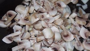 Гречка с шампиньонами и луком на сковороде