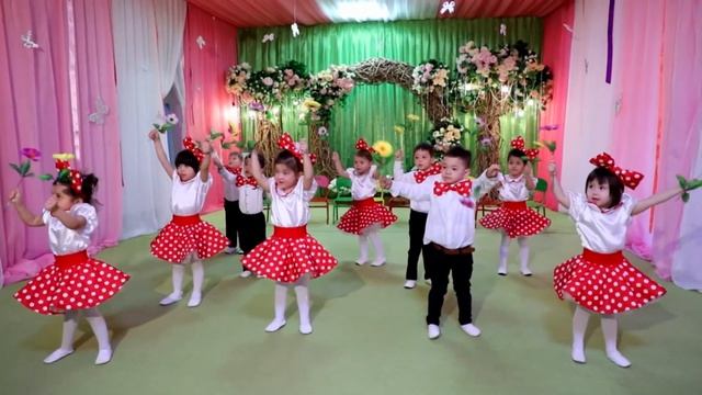 Мамин праздник у малышек.