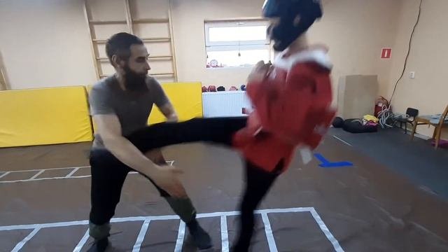 Защита  от прямого удара ногой.