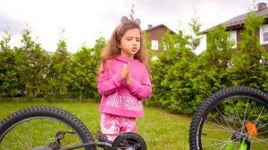 Аминка ВСЕМ МЕШАЕТ или ПОМОГАЕТ КАК ВЗРОСЛАЯ? Веселые истории Кикидо