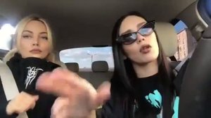 Ольга Серябкина и Катя Кищук поют в машине. The beautiful girls sing in a car