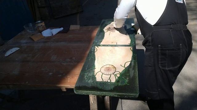 Покрытие столешницы из ясеня и эпоксидной смолы маслом.