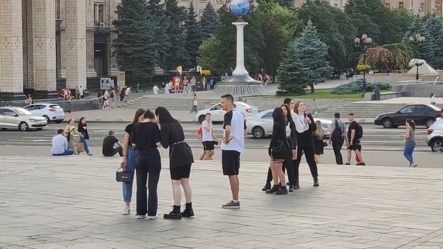 Киев. Прогулка. Девушки эмо и танцы с косплеем. смотреть онлайн