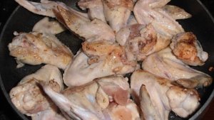 Куриные крылья тушеные