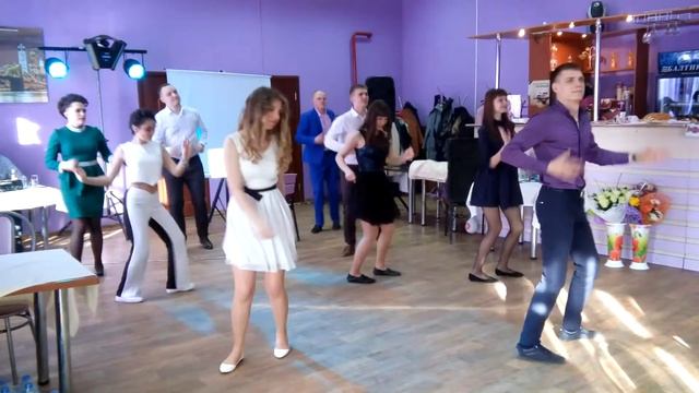 Креативный подарок от друзей на свадьбе! смотреть онлайн