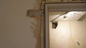 Дверные коробки, установленные на подвесы